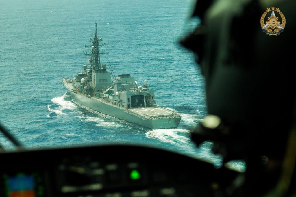 從AW-159直升機俯瞰，高波號在這次關鍵的雙邊海上合作活動中乘風破浪。  圖：翻攝Armed Forces of the Philippines