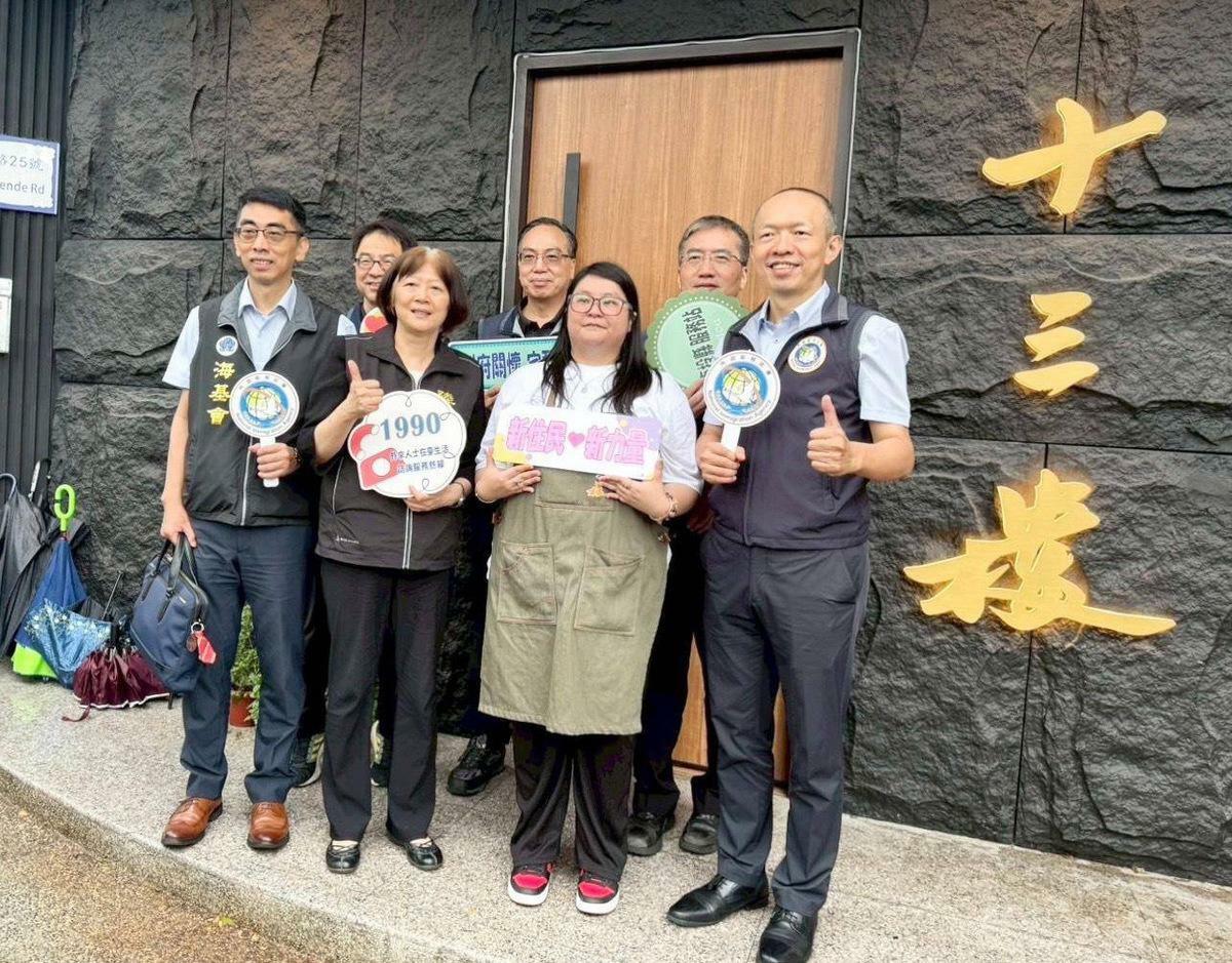 陸委會參事楚恆惠(左二)與來自澳門的新住民馮展玲等人合影。 圖：台港經濟文化合作策進會提供