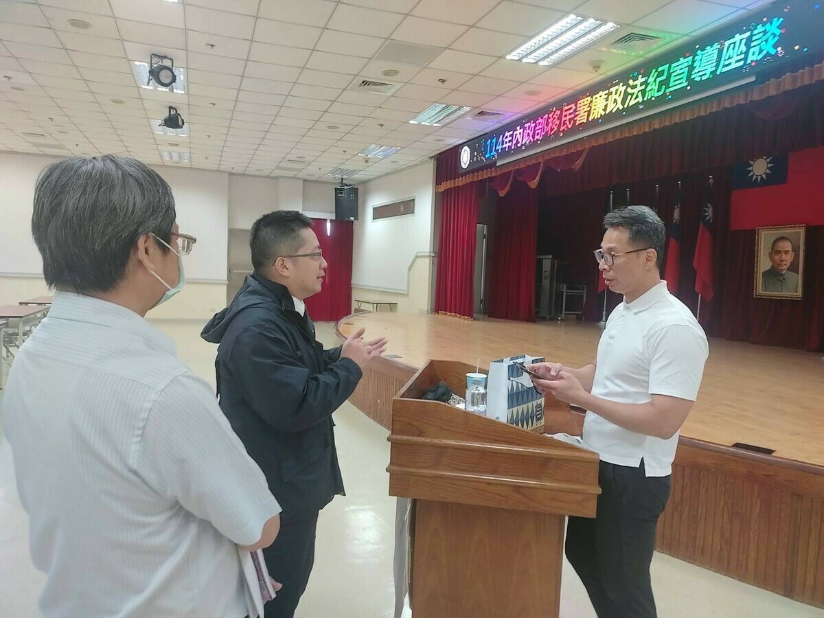 移民署同仁會後向徐檢察官請益交流。 圖：移民署提供