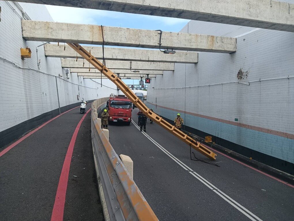 高雄過港隧道自旗津區往前鎮區方向限高架18日上午遭撞掉落，造成交通阻斷，幸未造成人員傷亡。（高雄港務警察總隊提供）中央社記者張已亷傳真  114年6月18日