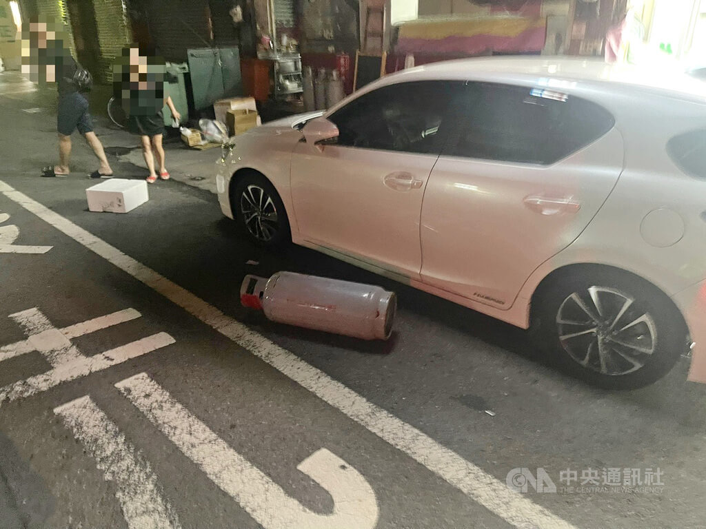 台中大里陳姓男子18日凌晨先拿起路旁的瓦斯桶毀損1輛自小客車，接著又走進便利商店，持刀刺傷1名顧客後逃逸，警方獲報隨即循線將他逮捕法辦。（翻攝照片）中央社記者蘇木春傳真 114年6月18日