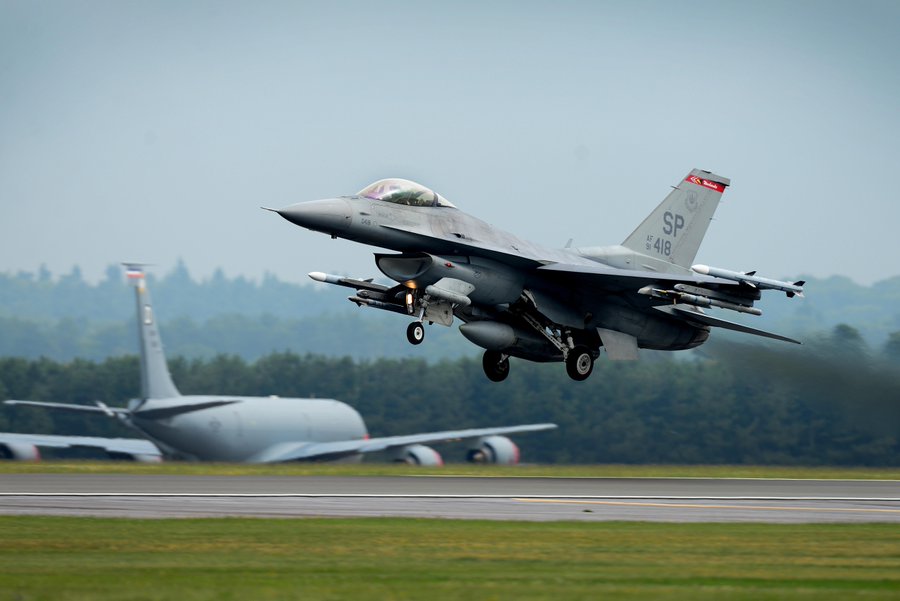 美國空軍傳調動歐洲12架F-16及12架F-35部署中東。 圖：翻攝「X」@usairforce