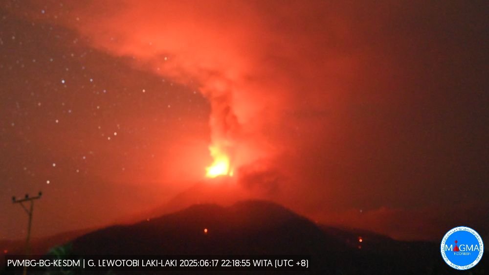 印尼東南部弗洛勒斯島的勒沃托比拉奇拉奇火山17日下午發生大規模噴發。 圖：翻攝PVMBG