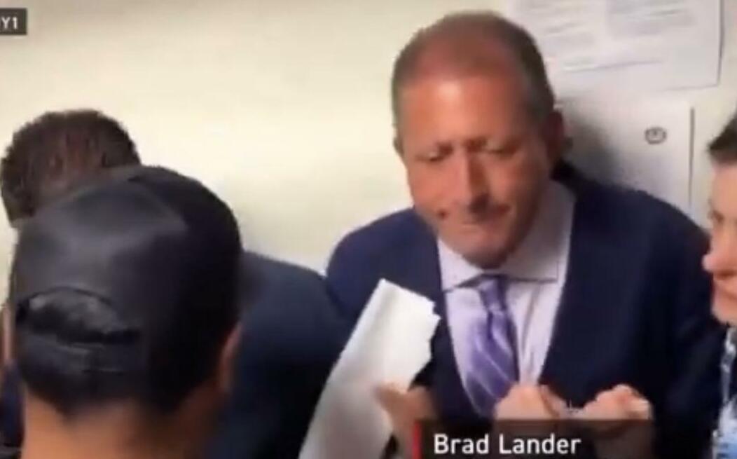 （影）被秋後算帳？ 紐約市審計長兼市長候選人赴移民法庭 遭ICE便衣突襲逮捕
