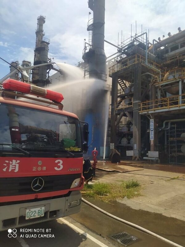 中油大林煉油廠18日拆除管路時油氣引發火警，高雄市消防局派遣人車到場，發現管線冒煙無明火，中油已切斷氣體來源並架設移動式砲塔出水防護，經消防人員持續射水降溫後，現場狀況解除。（高雄市政府消防局提供）中央社記者張已亷傳真  114年6月18日