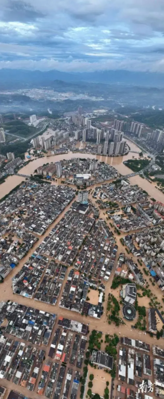 中國廣東省肇慶市懷集縣近日遭遇罕見強降雨襲擊，引發超百年一遇的特大洪水。 圖:翻攝自DV現場