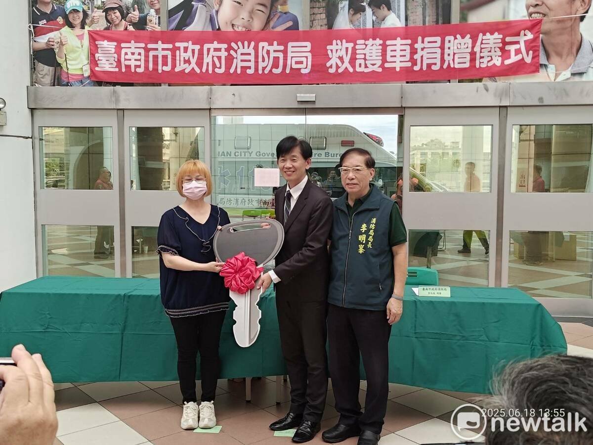 毛金桂將多年來靠雙手努力賺來的積蓄全數捐出，用來購置救護車，希望能為緊急救護盡一份微薄卻真摯的心力。 圖：台南市政府提供