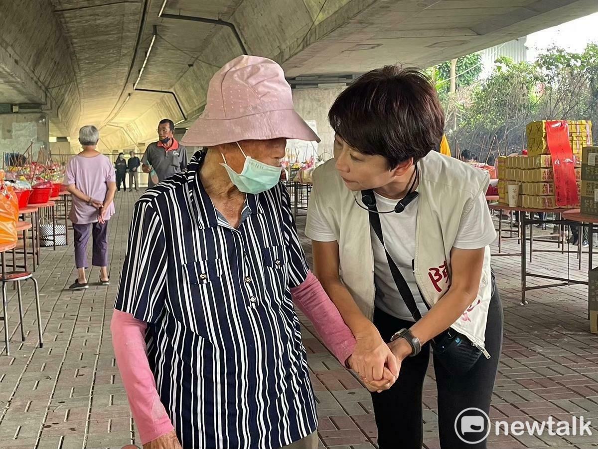 陳亭妃強調，台南幅員廣、許多偏鄉地區甚至連公車都難以覆蓋，若無計程車補助，等於讓許多長者交通「斷鏈」。 圖：陳亭妃服務處提供
