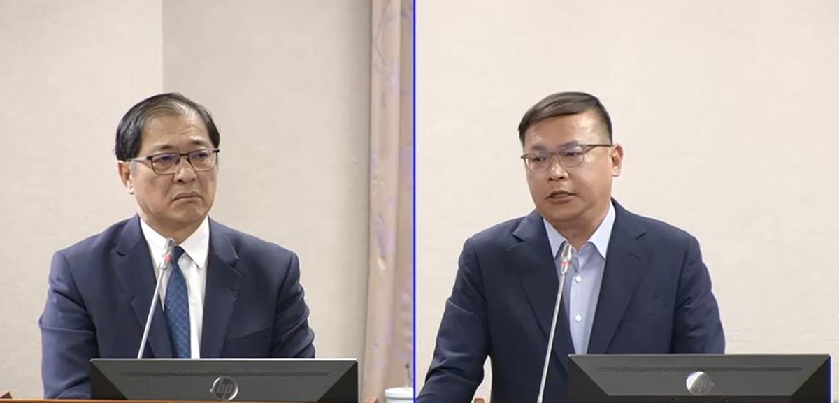 民進黨立委王義川（右）18日在立法院質詢時，向法務部長鄭銘謙（左）告發黃國昌涉犯偽造文書罪。 圖：截自立法院IVOD直播