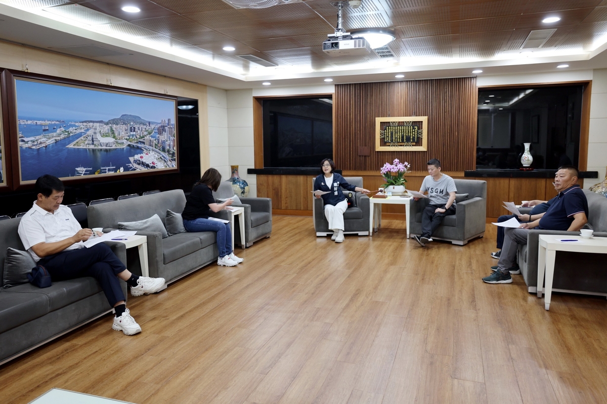 康裕成(中)主持高雄市議會程序委員會議。 圖：高雄市議會/提供