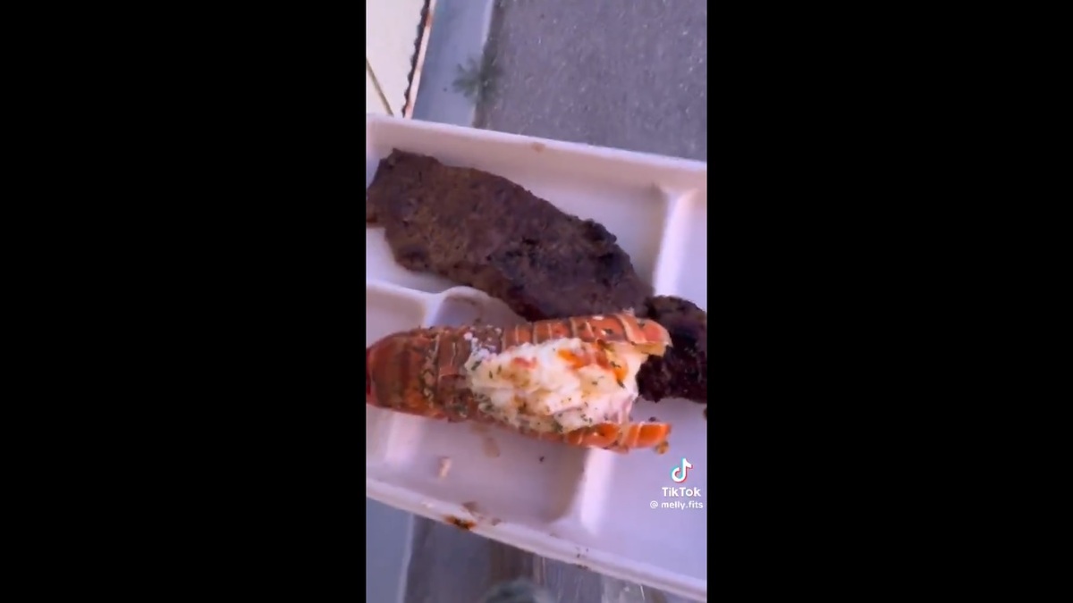 有美國士兵將牛排與龍蝦的晚餐上傳至社交媒體，被部分網友認為是「出征餐」，推測美軍可能很快就會加入打擊伊朗的行列。 圖：擷取自 @zhihui999 X 分享影片