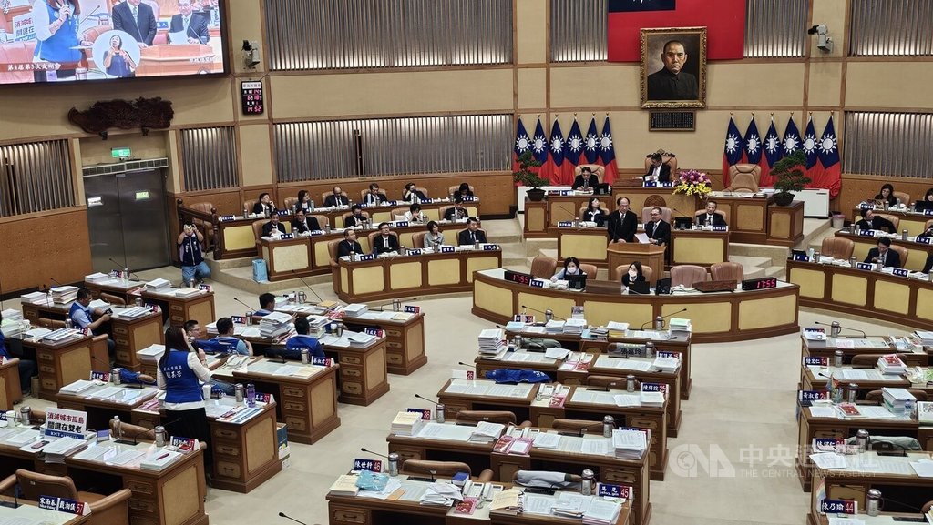 新北市議會18日進行市政總質詢，有議員關切汽車駕駛常因停車位和重機騎士起衝突議題，市長侯友宜（備詢台右）表示，將考慮開放重機停放路邊的2個機車格。中央社記者王鴻國攝  114年6月18日 圖：中央社提供