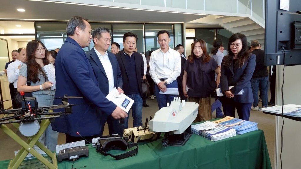 中山科學研究院水面無人艇公開展示18日進入第2天，為迎接立法院外交及國防委員會視察，雷虎表示，由董事長陳冠如（前排左1）簡報Seashark 800無人攻擊艇研發歷程與技術亮點。左起為雷虎科技董事長陳冠如、立委王定宇、陳俊宇、國防部常務次長楊基榮、立委馬文君及林憶君。（雷虎提供）中央社記者潘智義傳真  114年6月18日 圖：雷虎提供