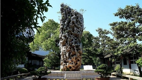 蘇州吳江「靜思園」中的所謂鎮園之寶——靈璧石「慶雲峰」 圖：翻攝網路