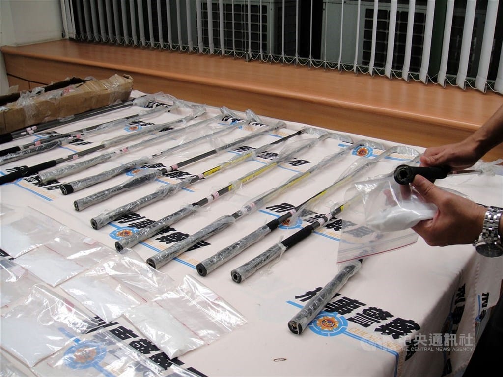 圖為刑事警察局偵破一起利用快遞包裹方式運送高爾夫球桿毒品走私案。  圖：中央社提供