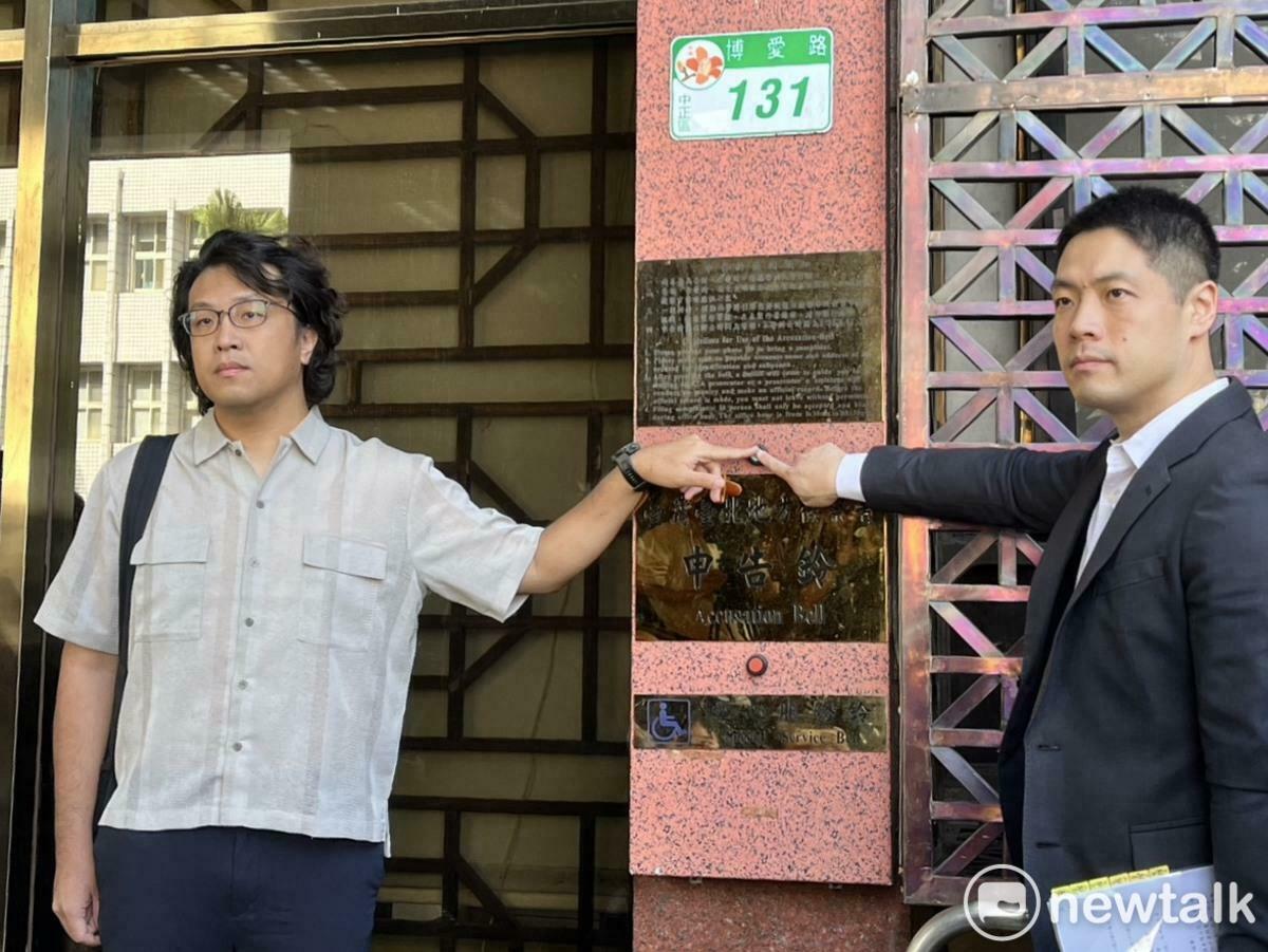 民進黨立委沈伯洋今日前往北檢，代表父親向臉書粉專造謠部分提出妨礙名譽告訴。 圖：金大鈞/攝
