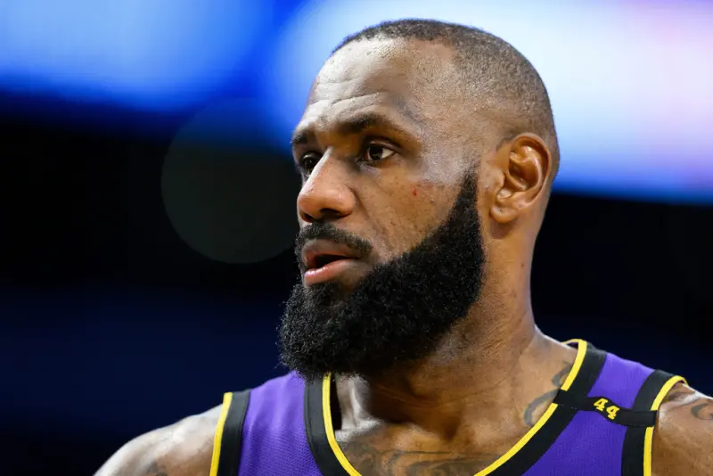 ▲LeBron James傾向再打一年，也在最新一期節目《Mind the Game》中，暗示洛杉磯湖人需要更多具備身體對抗性的禁區球員，來因應聯盟調整後的吹判尺度，外媒「Sports Illustrated」就表示，湖人近期有諸多交易風聲，就是在為今夏的搶人大戰預熱，有望在交易市場一開始就啟動「閃電交易」。（圖／美聯社／達志影像）