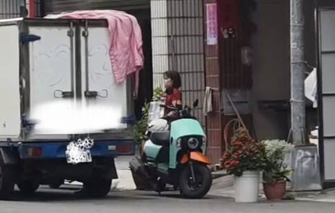 夏天冰塊需求量大，製冰廠每天不停切割、運送冰塊。 圖：民眾提供