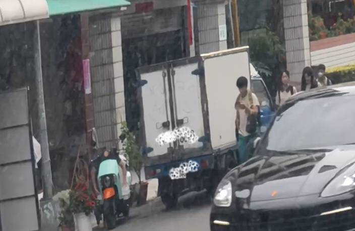 「運冰車」長期停在門前，占用馬路空間，路過的五甲國中學生必須繞過貨車與汽機車爭道。 圖：民眾提供