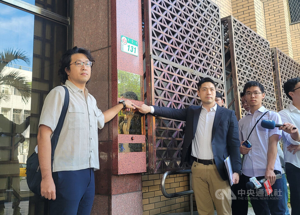 民進黨立委沈伯洋（左）認為部分臉書（Facebook）粉專造謠攻擊他的家人，19日代表父親沈土城到台北地檢署對2個粉專、1個帳號提告妨害名譽。中央社記者謝幸恩攝  114年6月19日