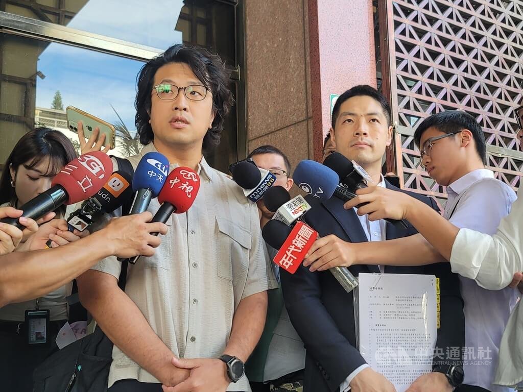 民進黨立委沈伯洋（前左）19日上午在律師陪同下前往台北地檢署，代其父親沈土城對2個臉書粉專、1個臉書帳戶的管理者提出告訴，並於受訪時表示，國民黨立委傅崐萁造謠指他是間諜，下週將提民事告訴，希望傅崐萁道歉。中央社記者謝幸恩攝  114年6月19日