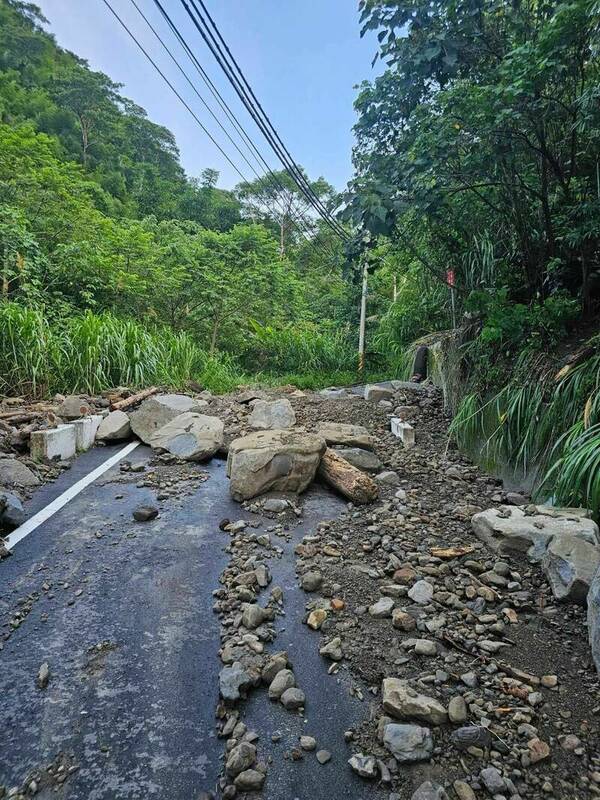 苗栗泰安象鼻村(18)日下午暴雨夾冰雹，多條道路坍方，巨石阻斷交通，村長稱災情比颱風嚴重，已通報搶修。 圖：楊惠福／提供