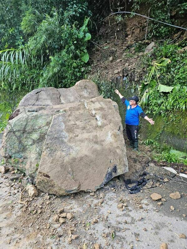 苗栗泰安象鼻村(18)日下午暴雨夾冰雹，多條道路坍方，巨石阻斷交通，村長稱災情比颱風嚴重，已通報搶修。 圖：楊惠福／提供