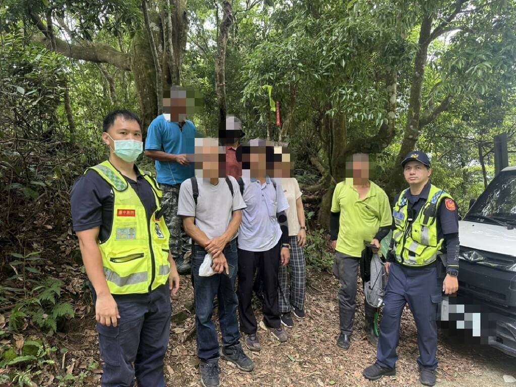 謝姓男子日前到台中小百岳暗影山步道登山，疑因低血糖而頭暈目眩、全身癱軟，同行友人擔心出意外報案，警方上山協助脫困，將謝男帶下山。（警方提供）中央社記者蘇木春傳真  114年6月19日