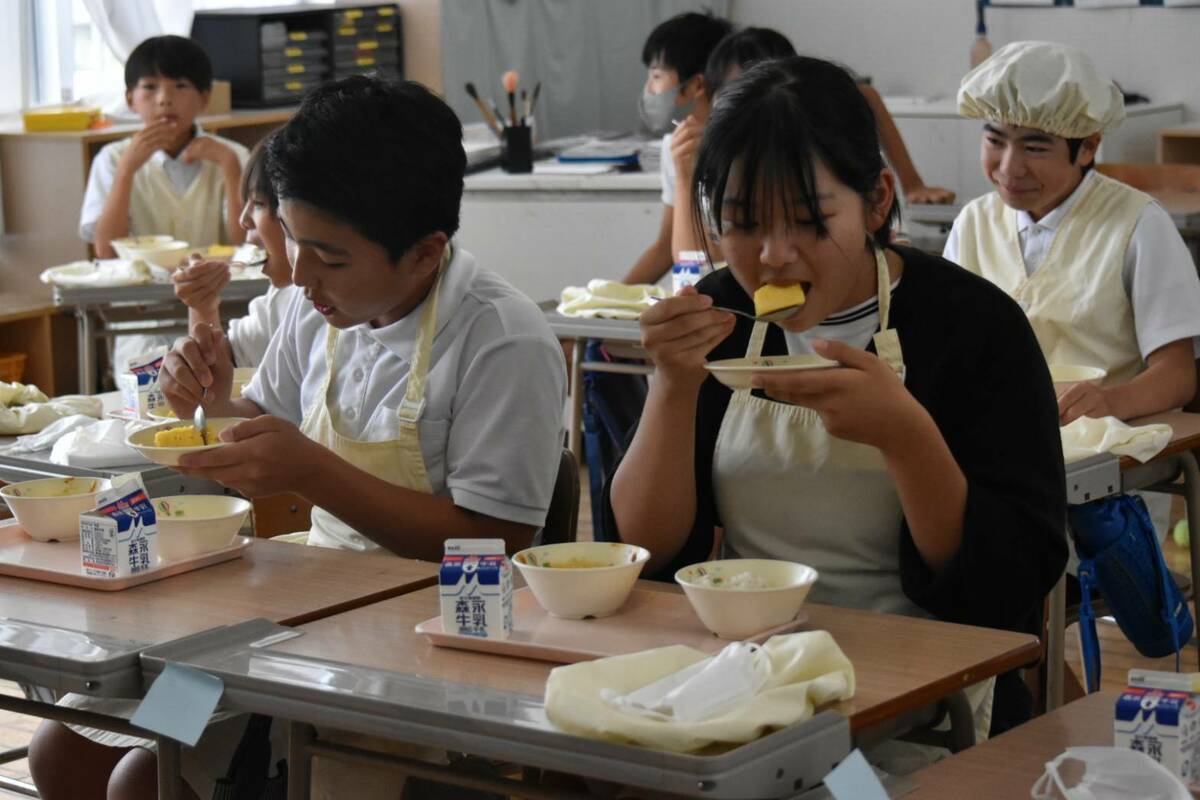 宇土市小朋友大呼台南鳳梨美味。 圖：台南市政府提供