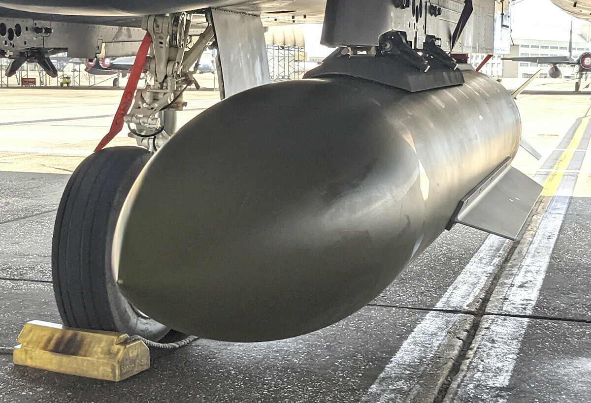 據消息指出，以色列正準備動用F-15戰機編隊搭載重達5萬磅的鑽地炸彈。 圖：翻攝自X @極光