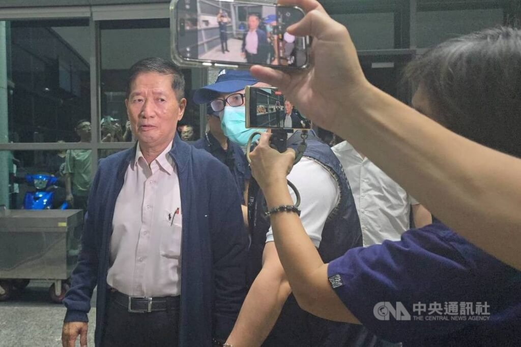 國民黨宜蘭縣黨部主委林明昌（左）5月22日遭移送宜蘭地方檢察署接受複訊。（中央社檔案照片）