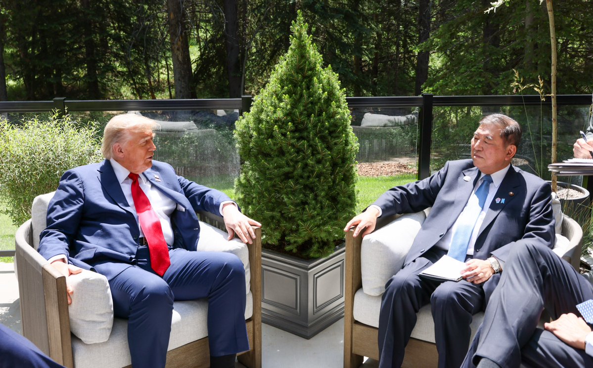 日本首相石破茂（右）這次在加拿大參加G7高峰會雖然見到美國總統川普（左），　但沒有談成任何具體結果。 圖：翻攝自首相官邸的Ｘ