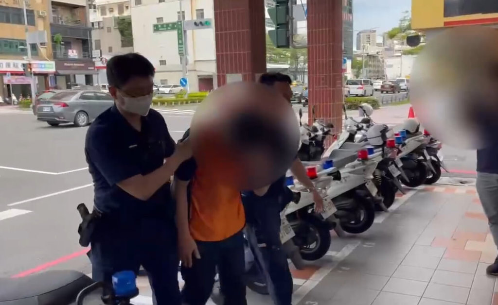 高雄一名男子被民眾蒐證爆料在星巴克公然猥褻，警方接獲報案後立即前往店家調查，18日循線逮捕涉案的呂姓男子。（高雄市新興警分局提供）中央社記者洪學廣傳真  114年6月19日