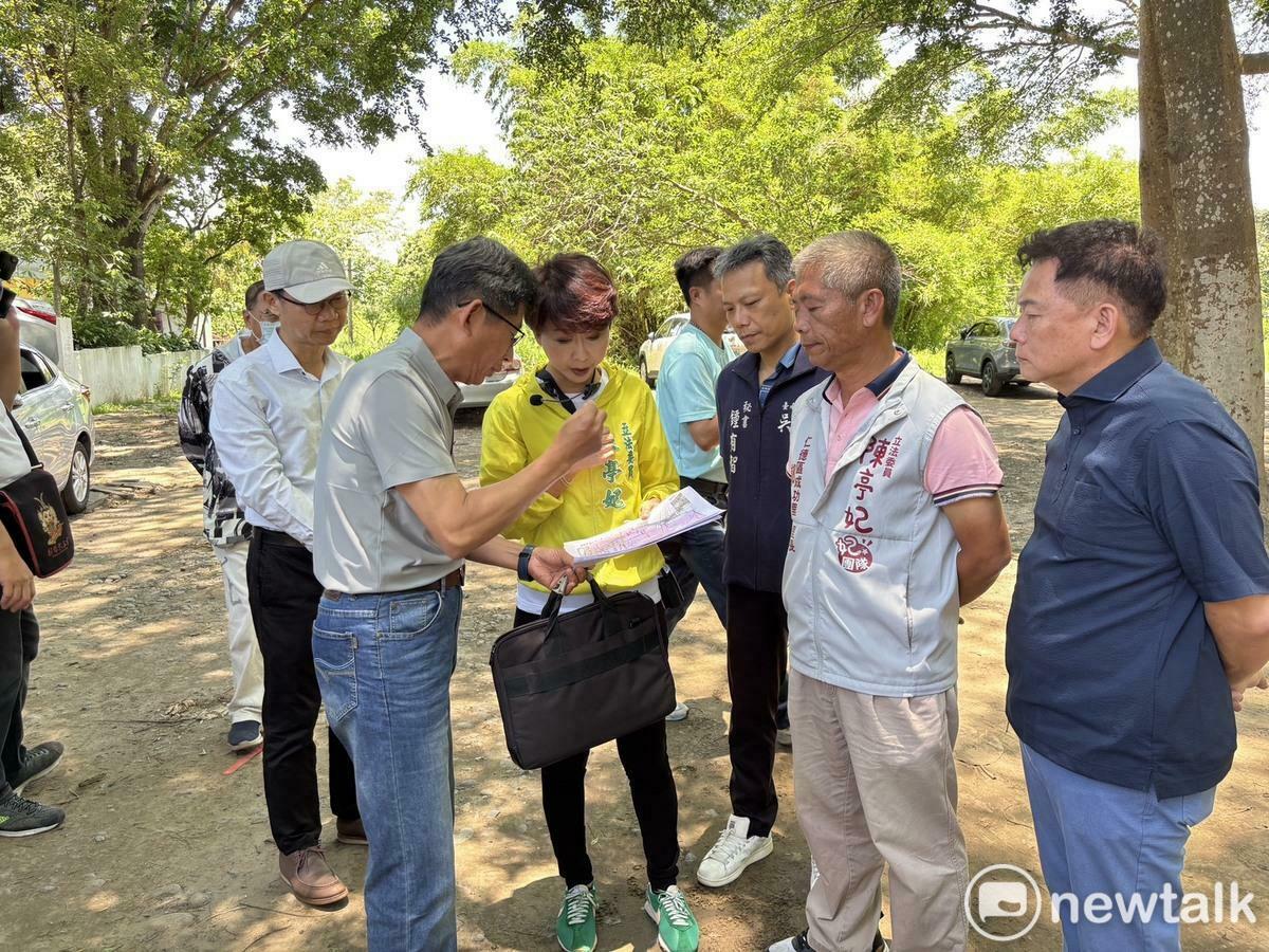 立委陳亭妃邀集成功里長鄭晴而、吳禹寰議員、曾之婕議員、陳怡珍議員、地主台糖公司、文化部文化資產局、與文化局文化資產管理處等單位前往虎山實驗小學的牛稠子遺址，要求重視保護這塊具有文化且得來不易的林地。 圖：陳亭妃服務處提供