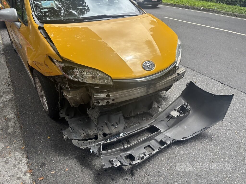 台北市大安區敦化南路近日發生計程車碰撞公車意外，造成計程車頭保險桿掉落，警方獲報到場處理，幸無人受傷。（翻攝照片）中央社記者黃麗芸傳真  114年6月19日