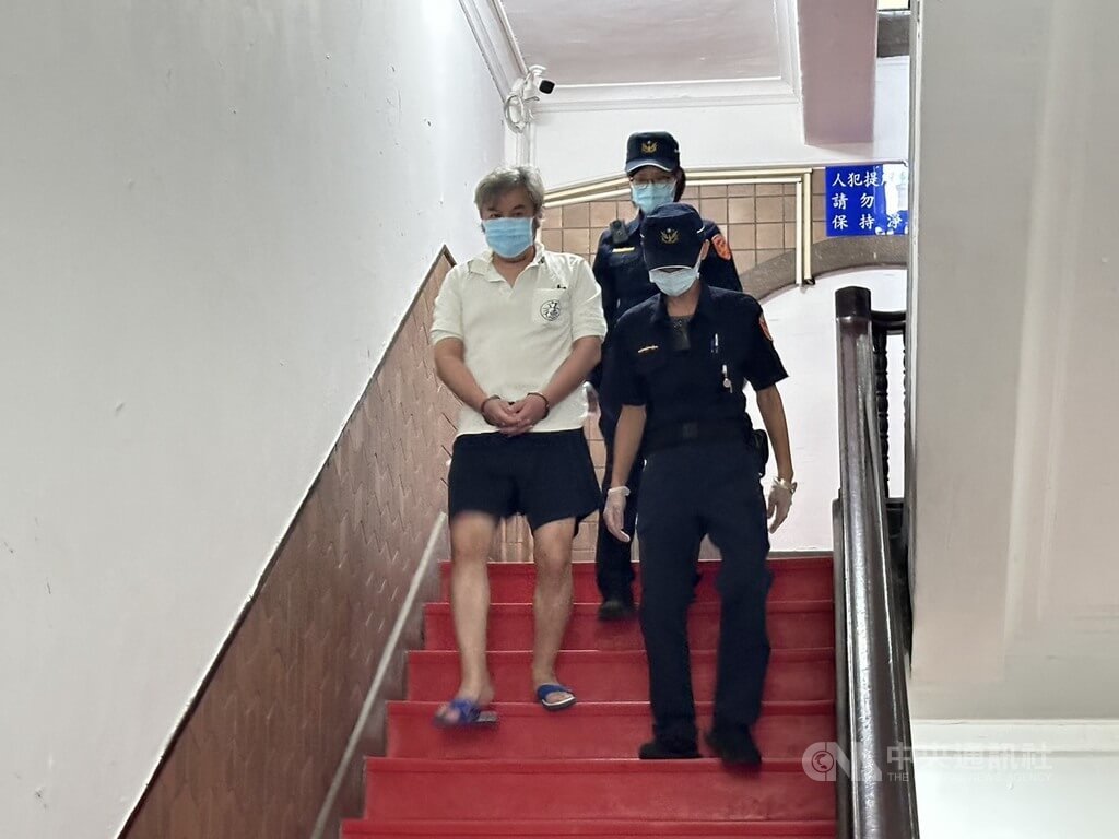 遠東航空董事長張綱維（左）涉掏空遠航案，因羈押期間將屆滿，台灣高等法院19日提訊張綱維出庭，法官庭末諭知，是否延長羈押，由合議庭評議後裁定。中央社記者劉世怡攝  114年6月19日