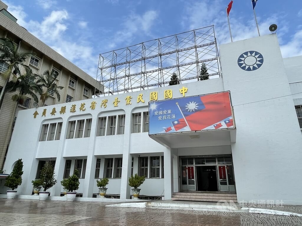 民進黨立委沈伯洋19日代父提告妨害名譽，並預告將對國民黨立委傅崐萁提起民事訴訟。國民黨花蓮縣黨部回應表示，歡迎沈伯洋到法院交代清楚。中央社記者張祈攝  114年6月19日