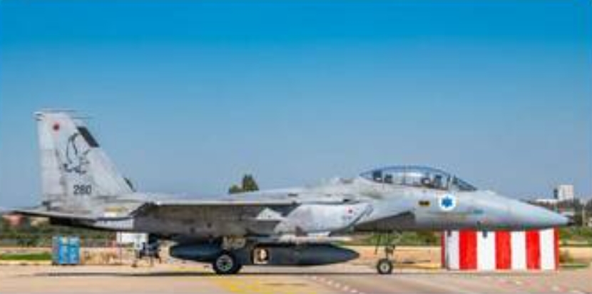 一架以色列F-15D戰機攜帶「Ophir」長距離偵察照相莢艙，升空偵查伊朗地面上的巡弋飛彈。 圖 : 翻攝自 X / OsintTechnical