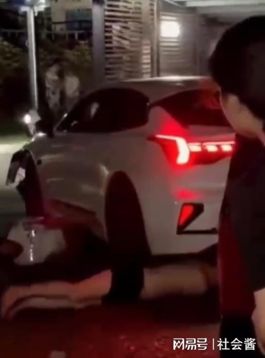 影片顯示，熊某曾多次反覆倒車、前進碾壓兩名男子，場面驚悚，目擊者尖叫聲此起彼落，卻無人敢上前制止。 圖:翻攝自網易