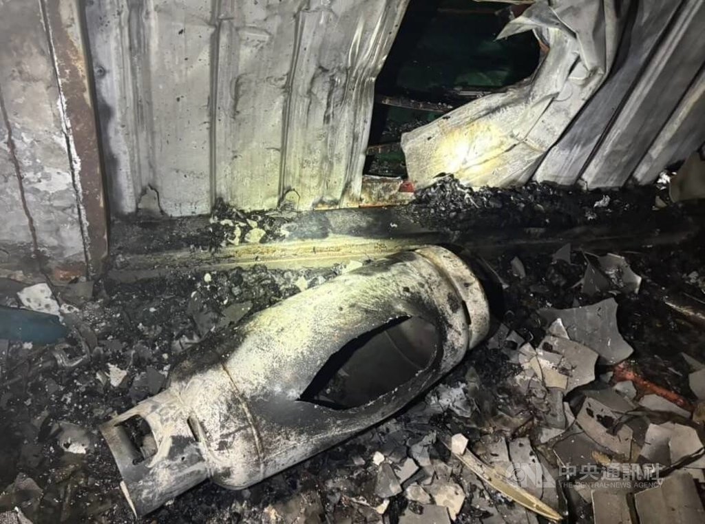 新北市淡水區一處建物18日晚間起火釀1死1傷，警方19日表示，火場內發現爆裂瓦斯鋼瓶、二級毒品依托咪酯等，不排除火警原因與吸食毒品有關。（翻攝畫面）中央社記者趙敏雅傳真  114年6月19日