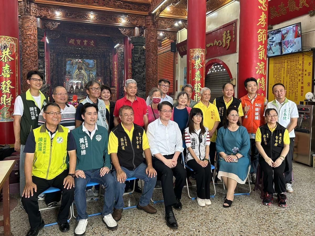 林右昌到台東縣東凌宮參香。 圖：民進黨/提供