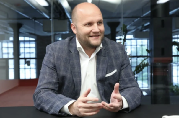 斯洛伐克前防長 Jaroslav Naď 可能涉嫌在俄羅斯入侵烏克蘭之際，對兩家私人公司進行不具正當理由之採購。 圖：擷取自《騰訊網》