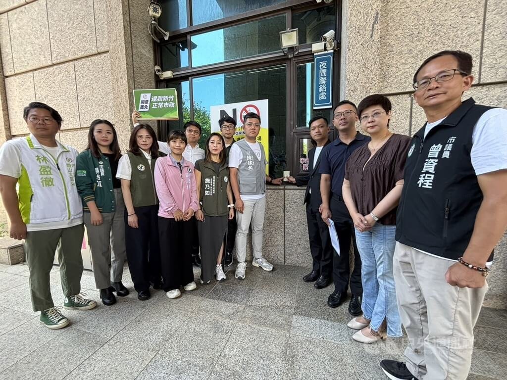 台灣民眾黨日前在新竹舉辦「罷免投不」宣講活動，竹市府官方臉書同步直播，新竹市議會民進黨團多名議員19日至新竹地檢署按鈴告發，指涉違選罷法等法規。中央社記者郭宣彣攝  114年6月19日