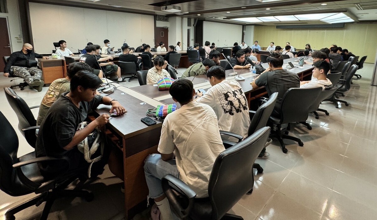 樹科大舉辦說明會向學生解釋換宿舍原因，會中氣氛一度火爆。 圖：樹德科大/提供