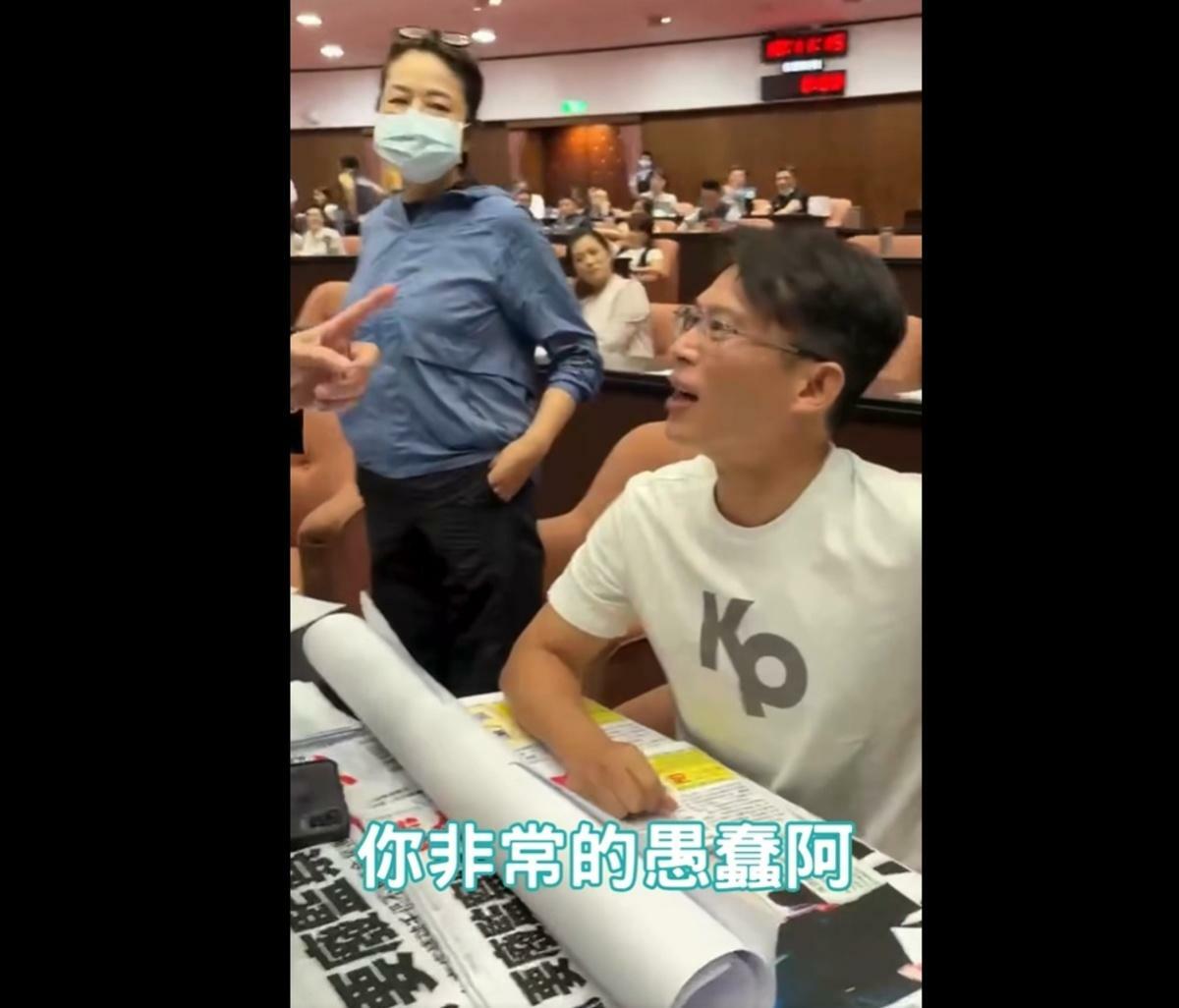 郭國文在立法院舉「腳尾飯2.0」板子，卻遭黃國昌怒罵「白癡」，郭國文痛批黃國昌大翻車，卻又死不認錯，只剩辱罵、人身攻擊。