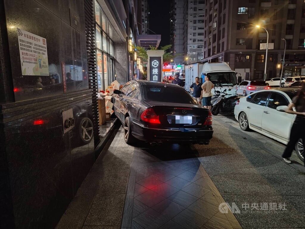 台中南屯區1家網紅的電商店面19日晚間遭人開車衝撞門前貨品及店面造成毀損，該網紅在社群說明連日來深夜都會收到陌生男子傳訊恐嚇，而涉案人犯案後棄車逃逸，警方已鎖定涉案人調查釐清。（翻攝照片）中央社記者蘇木春傳真 114年6月20日