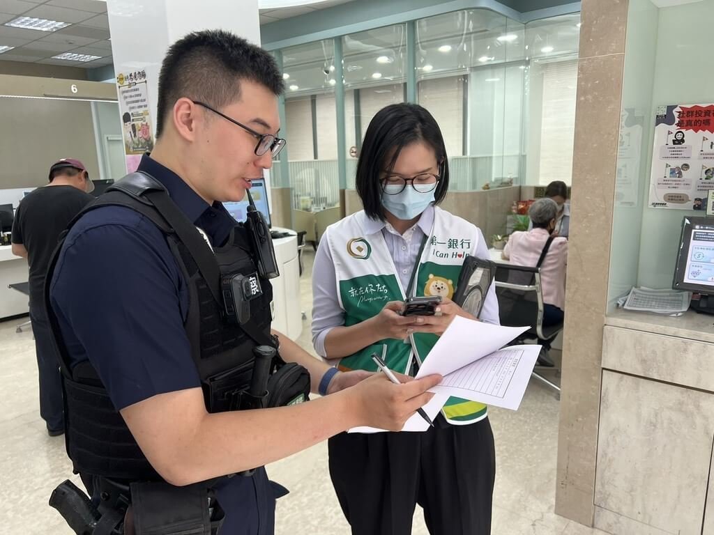 台中東勢警分局日前接獲銀行來電，指1名69歲林姓婦人網路交友認識台灣駐葉門的將軍，要求匯款讓他來台相見，林婦臨櫃欲匯款美金7217元（約新台幣22萬7790元）至指定帳戶，終由東勢警分局員警與銀行行員即時阻詐。（民眾提供）中央社記者趙麗妍傳真 114年6月20日