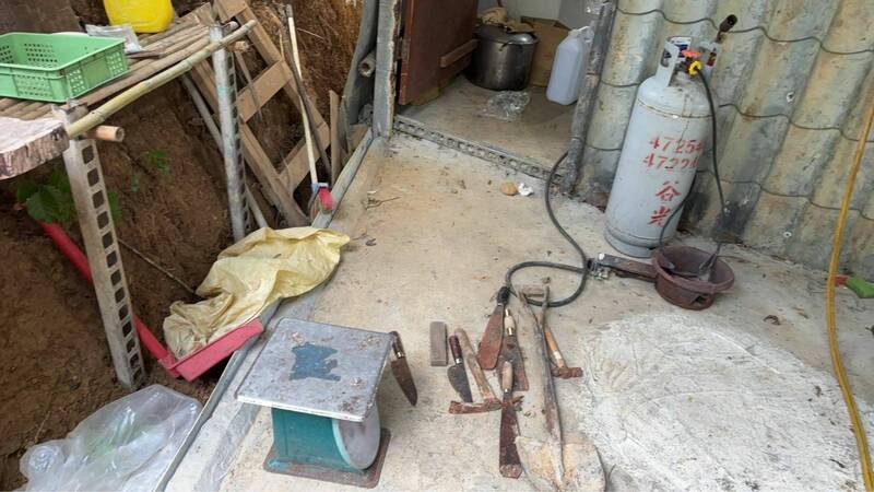 稽查發現6櫃藏野生與疑似犬屍，重達800公斤，現場另有屠宰工具。 圖：縣政府／提供