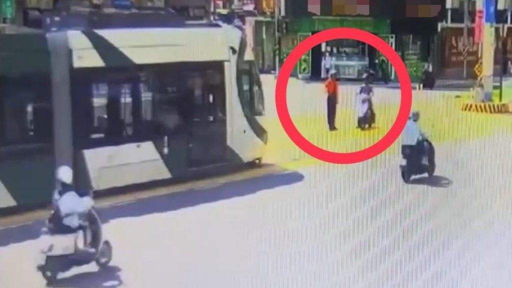 41歲林姓男子20日騎機車行經高雄市三民區大順二路與建興路口，不明原因將機車違規停放在輕軌共用區，影響輕軌及其他用路人通行，訊後除被開立罰單並移送高雄地檢署偵辦。（高雄市政府警察局三民第二分局提供）中央社記者張已亷傳真 114年6月20日