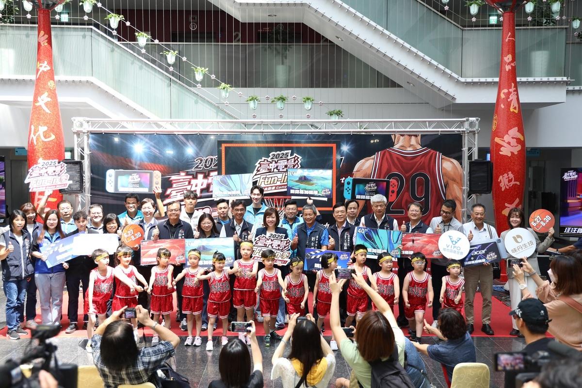 極受大小朋友期待的「2025台中電影Fun-In季」將於6月27日至8月30日巡迴台中市29個行政區，免費放映《灌籃高手》及《排球少年》等15部強檔動畫電影。 圖：台中市政府/提供